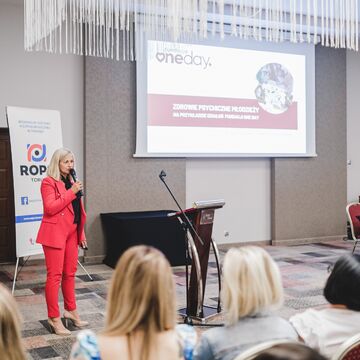 Renata Fijałkowska w Toruniu na konferencji na zaproszenie Regionalnego Ośrodka Polityki Społecznej w roli prelegentki konferencji pn. Rodzic na zastępstwo - miłość na zawsze,  której towarzyszyła Gala Rodzicielstwa Zastępczego.